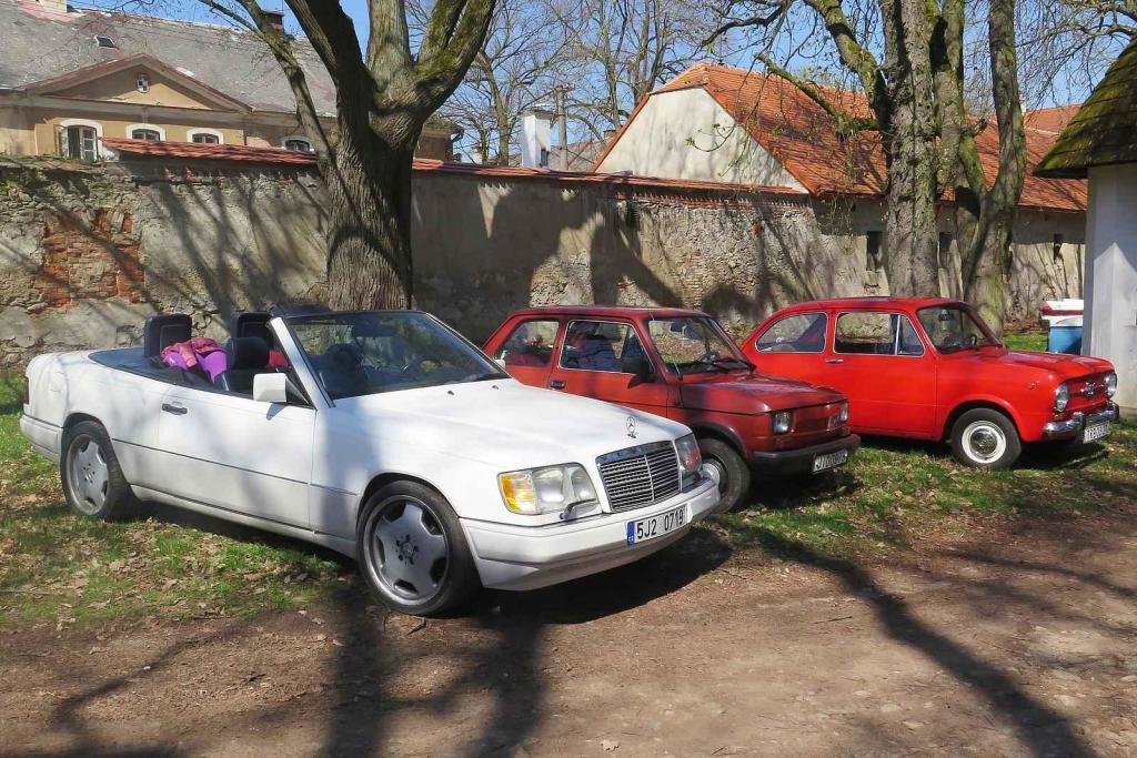 Kulatá světla, blýskající se chromy, brumlavé motory. Majitelům historických skvostů vyšla jejich první letošní projížďka na jedničku.