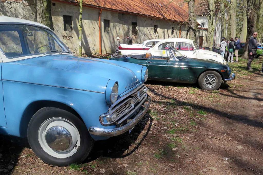 Kulatá světla, blýskající se chromy, brumlavé motory. Majitelům historických skvostů vyšla jejich první letošní projížďka na jedničku.
