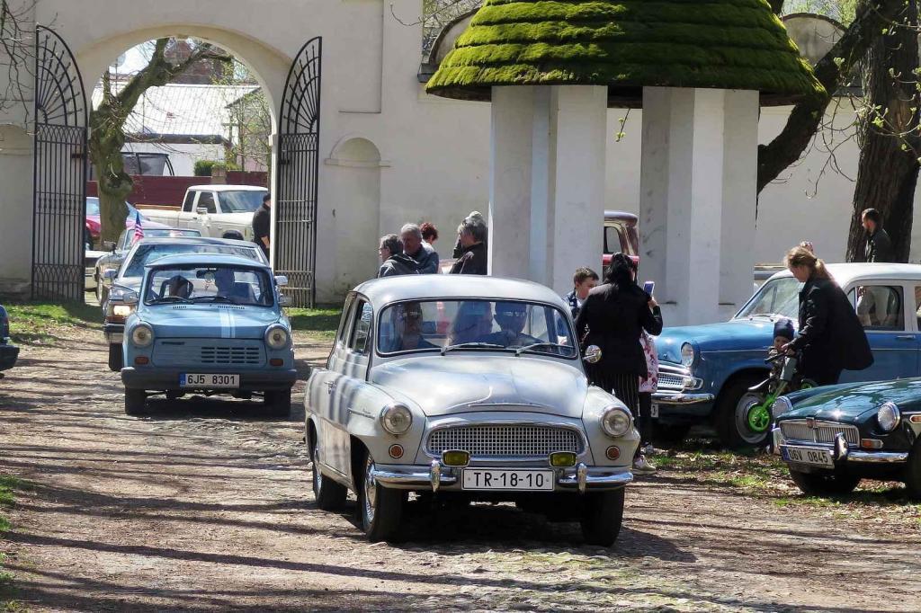 Kulatá světla, blýskající se chromy, brumlavé motory. Majitelům historických skvostů vyšla jejich první letošní projížďka na jedničku.