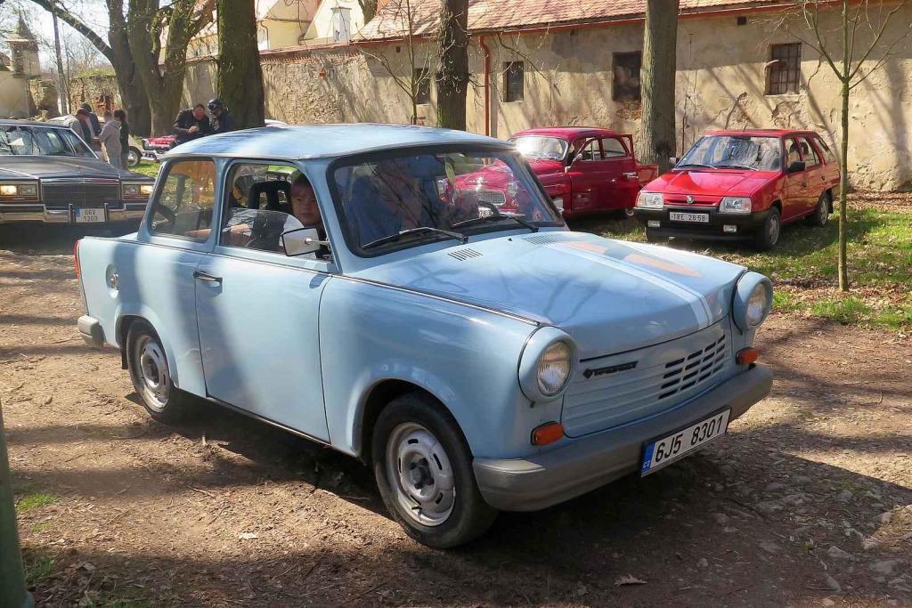 Kulatá světla, blýskající se chromy, brumlavé motory. Majitelům historických skvostů vyšla jejich první letošní projížďka na jedničku.