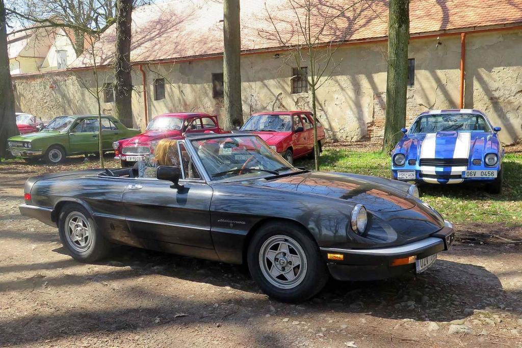 Kulatá světla, blýskající se chromy, brumlavé motory. Majitelům historických skvostů vyšla jejich první letošní projížďka na jedničku.