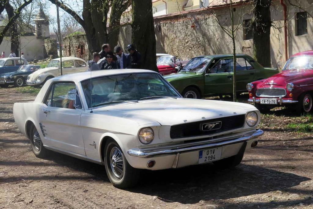 Kulatá světla, blýskající se chromy, brumlavé motory. Majitelům historických skvostů vyšla jejich první letošní projížďka na jedničku.