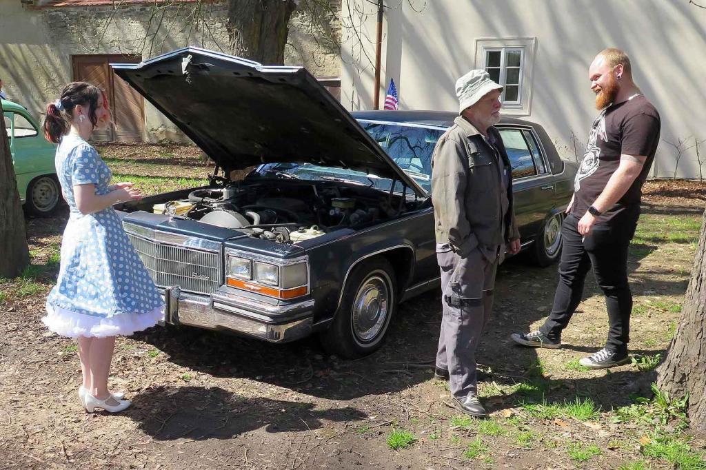 Kulatá světla, blýskající se chromy, brumlavé motory. Majitelům historických skvostů vyšla jejich první letošní projížďka na jedničku.