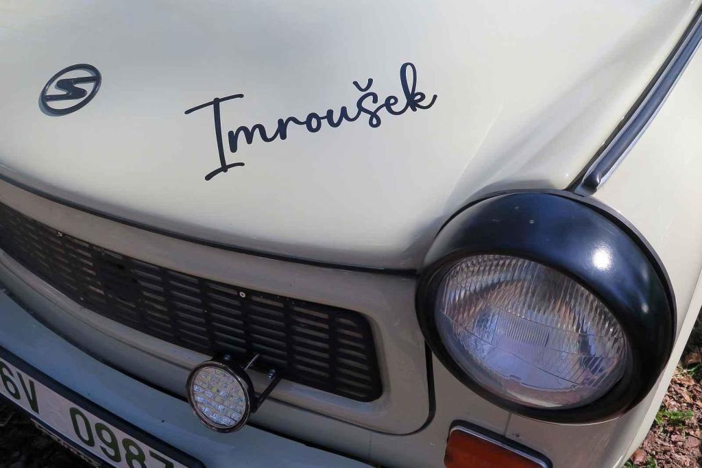 Kulatá světla, blýskající se chromy, brumlavé motory. Majitelům historických skvostů vyšla jejich první letošní projížďka na jedničku.