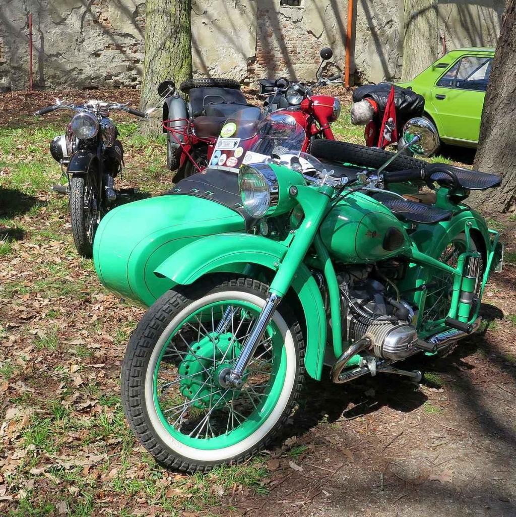 Kulatá světla, blýskající se chromy, brumlavé motory. Majitelům historických skvostů vyšla jejich první letošní projížďka na jedničku.