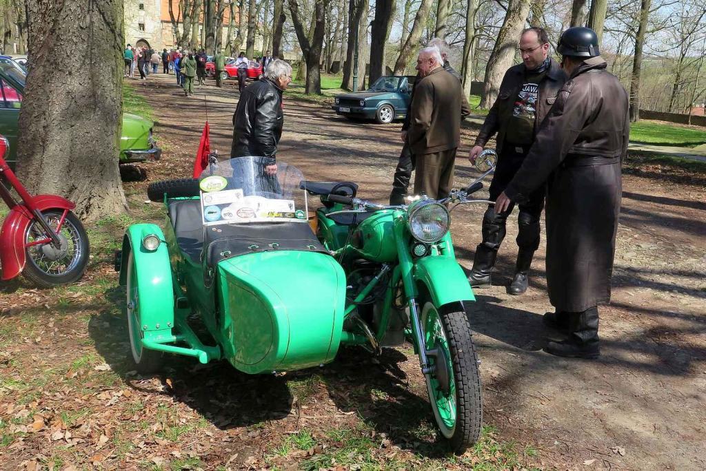 Kulatá světla, blýskající se chromy, brumlavé motory. Majitelům historických skvostů vyšla jejich první letošní projížďka na jedničku.