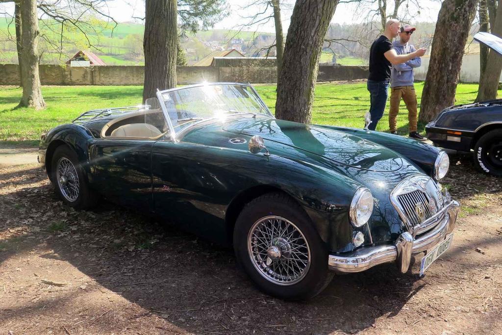 Kulatá světla, blýskající se chromy, brumlavé motory. Majitelům historických skvostů vyšla jejich první letošní projížďka na jedničku.