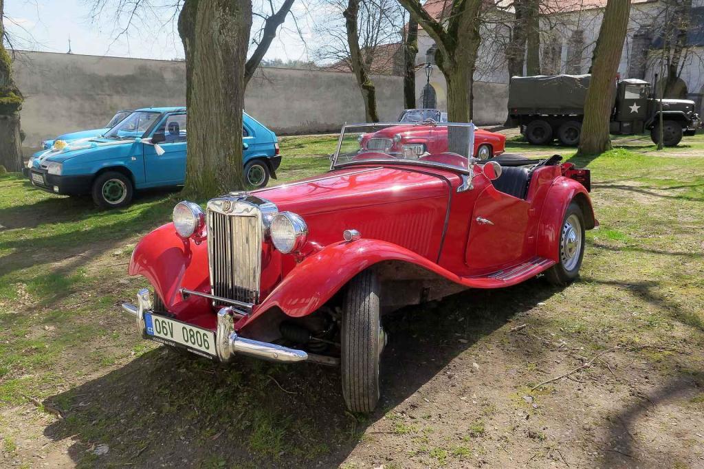 Kulatá světla, blýskající se chromy, brumlavé motory. Majitelům historických skvostů vyšla jejich první letošní projížďka na jedničku.