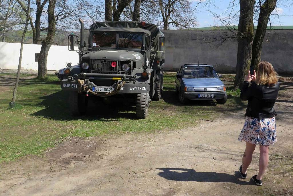 Kulatá světla, blýskající se chromy, brumlavé motory. Majitelům historických skvostů vyšla jejich první letošní projížďka na jedničku.