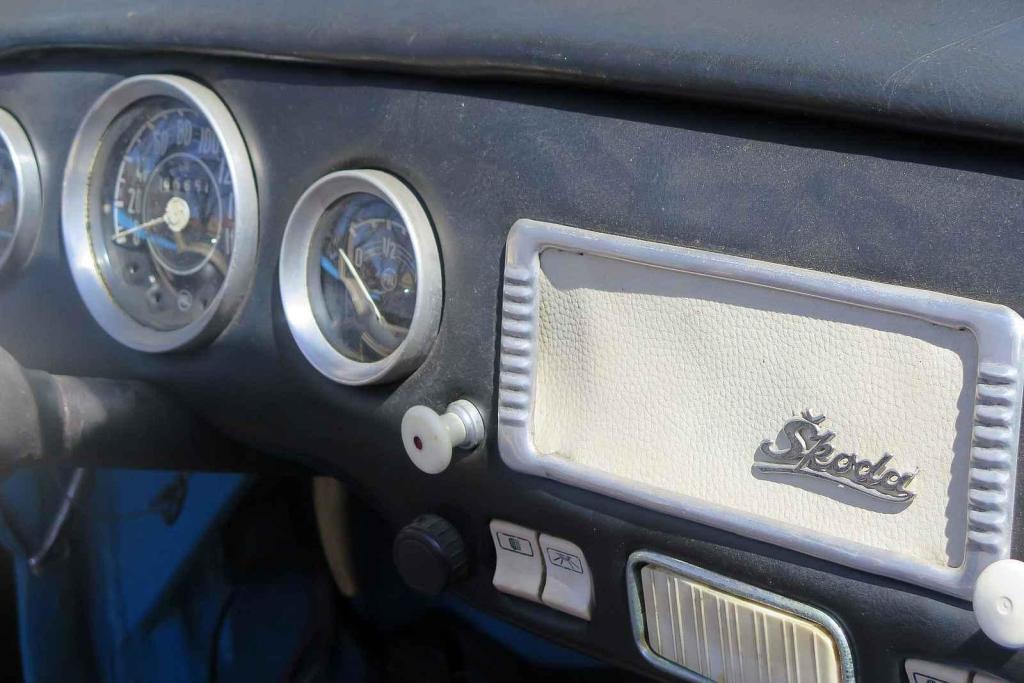 Kulatá světla, blýskající se chromy, brumlavé motory. Majitelům historických skvostů vyšla jejich první letošní projížďka na jedničku.