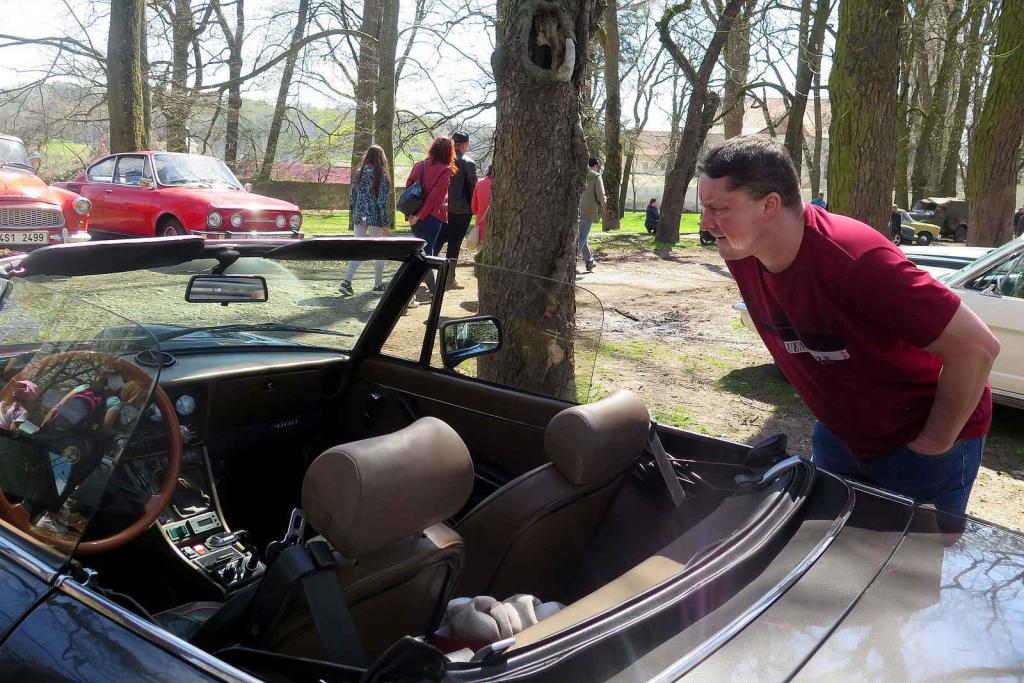 Kulatá světla, blýskající se chromy, brumlavé motory. Majitelům historických skvostů vyšla jejich první letošní projížďka na jedničku.