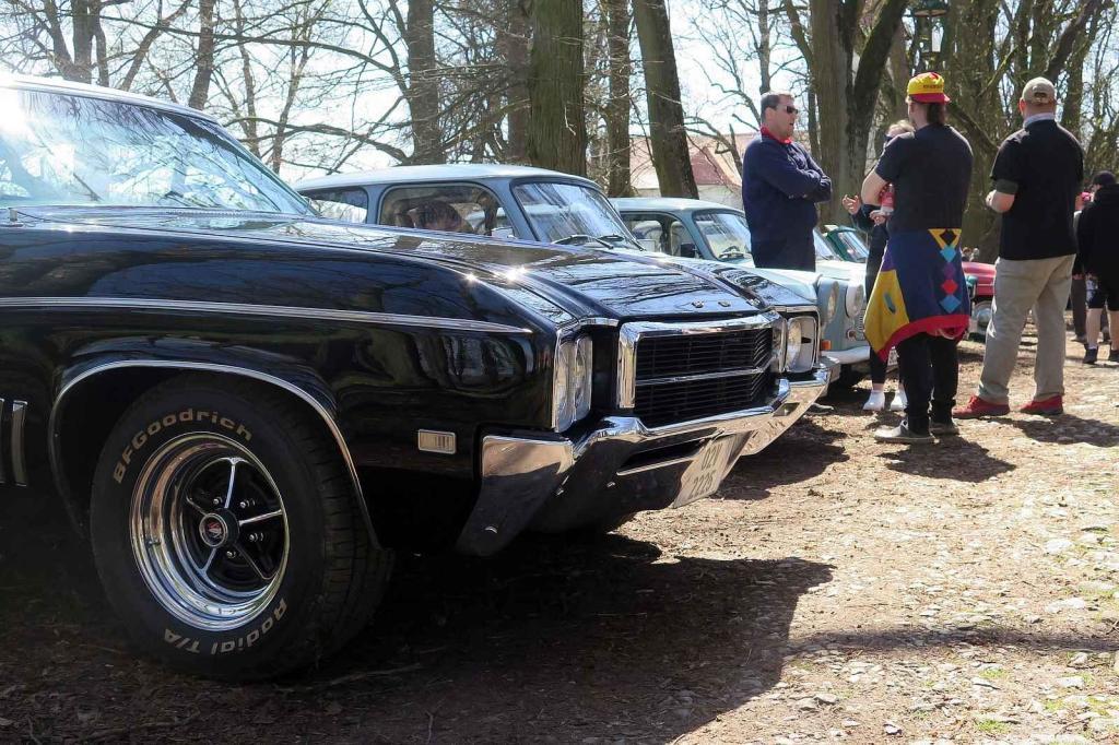 Kulatá světla, blýskající se chromy, brumlavé motory. Majitelům historických skvostů vyšla jejich první letošní projížďka na jedničku.