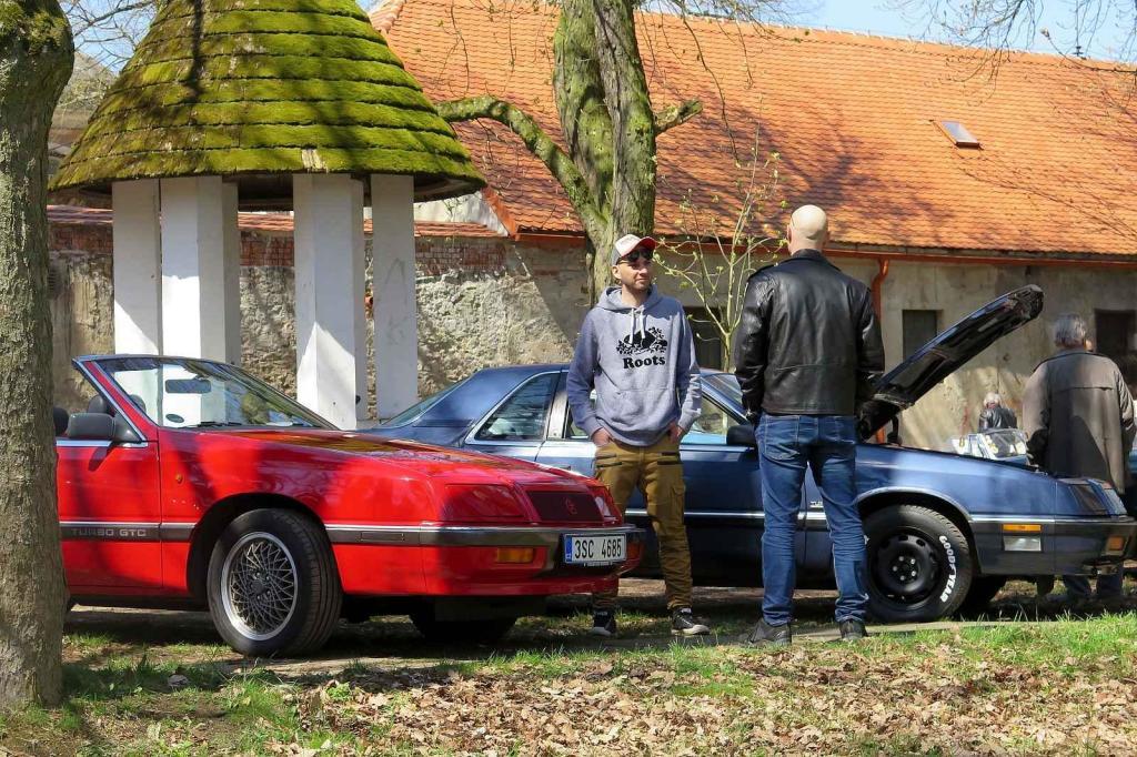Kulatá světla, blýskající se chromy, brumlavé motory. Majitelům historických skvostů vyšla jejich první letošní projížďka na jedničku.