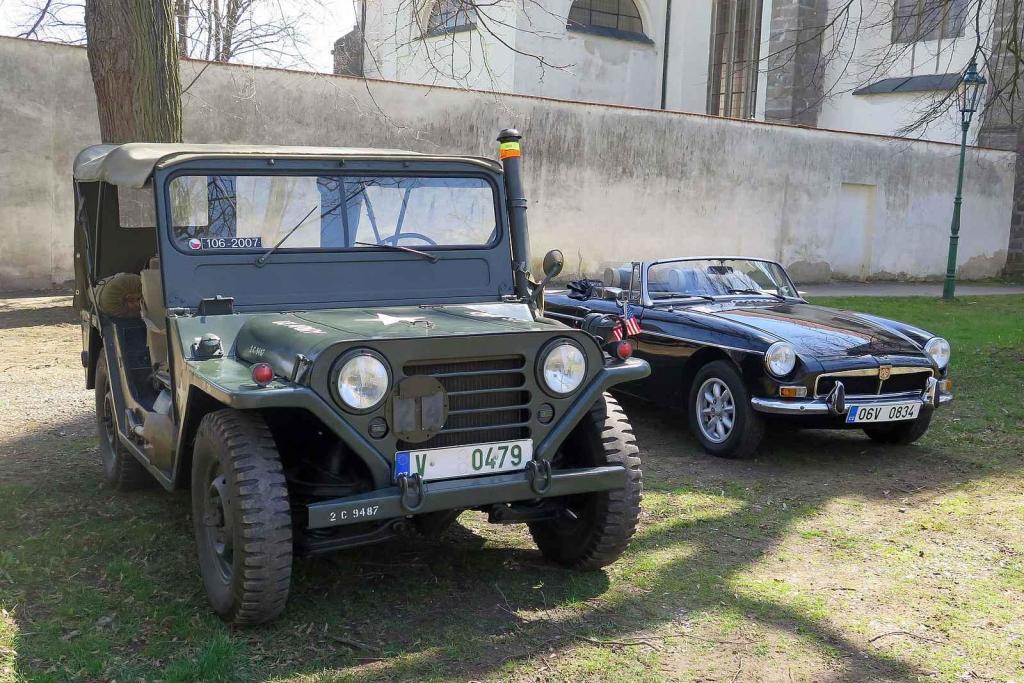 Kulatá světla, blýskající se chromy, brumlavé motory. Majitelům historických skvostů vyšla jejich první letošní projížďka na jedničku.