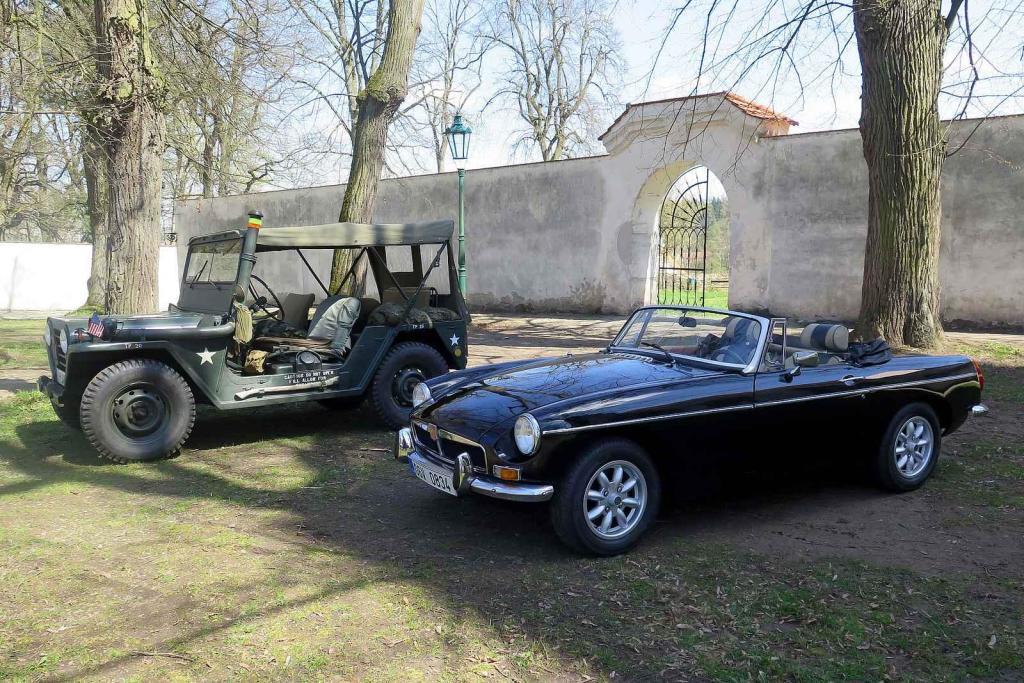 Kulatá světla, blýskající se chromy, brumlavé motory. Majitelům historických skvostů vyšla jejich první letošní projížďka na jedničku.