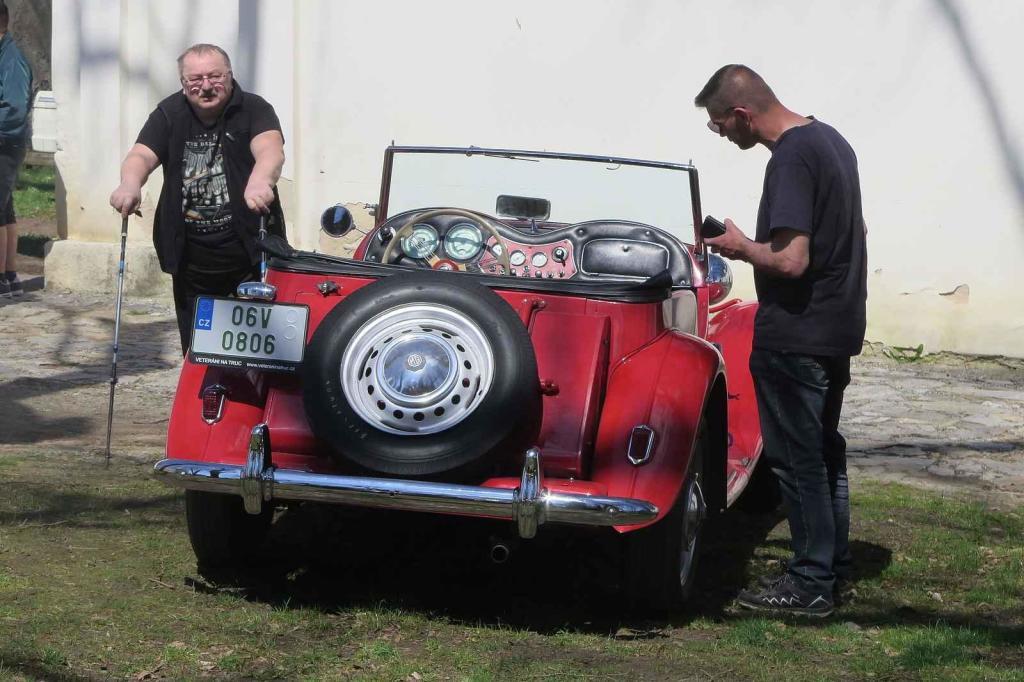 Kulatá světla, blýskající se chromy, brumlavé motory. Majitelům historických skvostů vyšla jejich první letošní projížďka na jedničku.