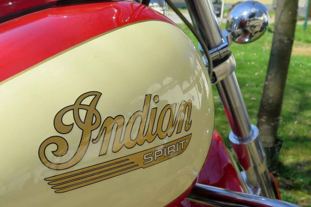 Kulatá světla, blýskající se chromy, brumlavé motory. Majitelům historických skvostů vyšla jejich první letošní projížďka na jedničku.