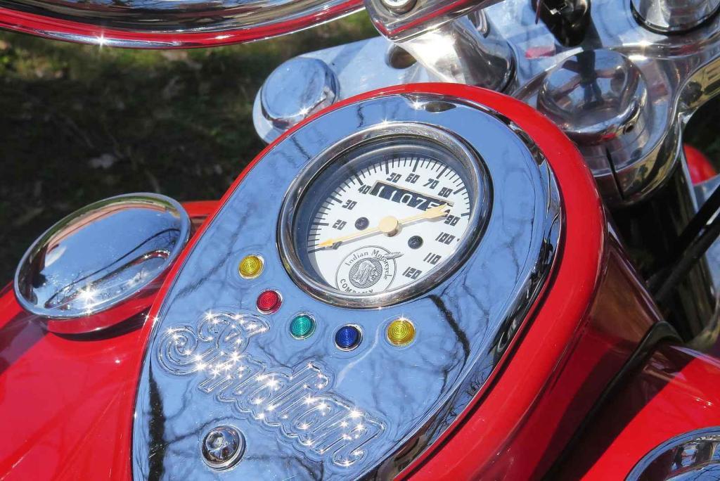 Kulatá světla, blýskající se chromy, brumlavé motory. Majitelům historických skvostů vyšla jejich první letošní projížďka na jedničku.