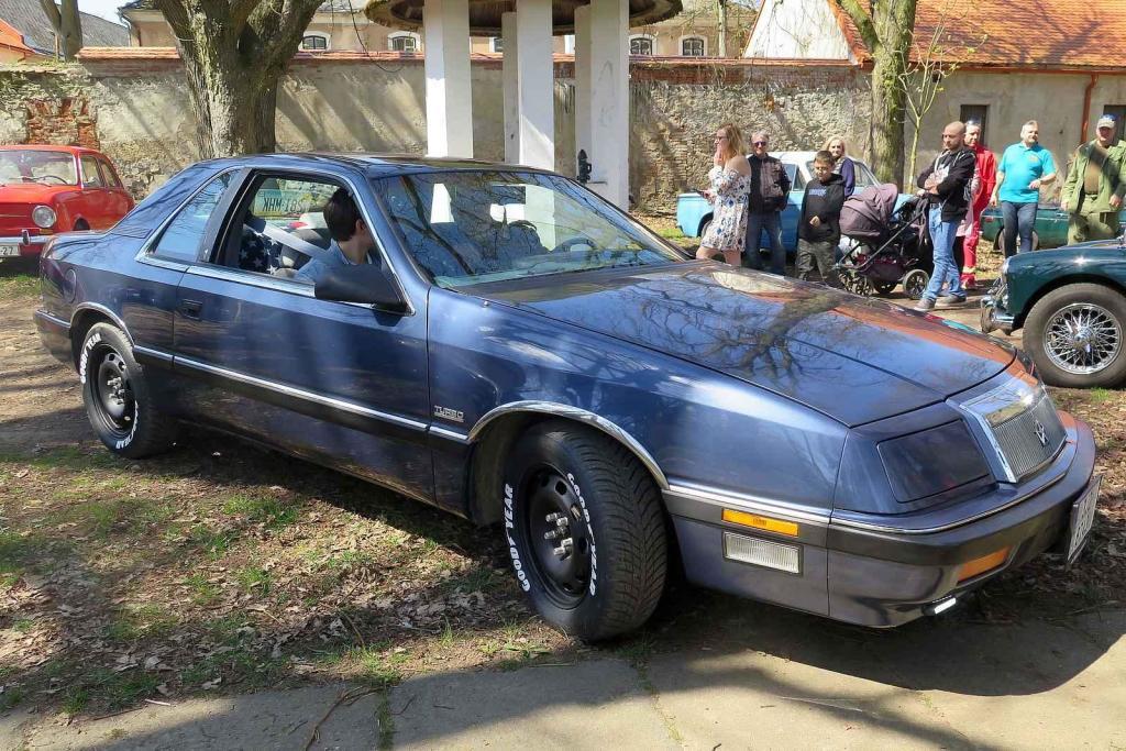 Kulatá světla, blýskající se chromy, brumlavé motory. Majitelům historických skvostů vyšla jejich první letošní projížďka na jedničku.