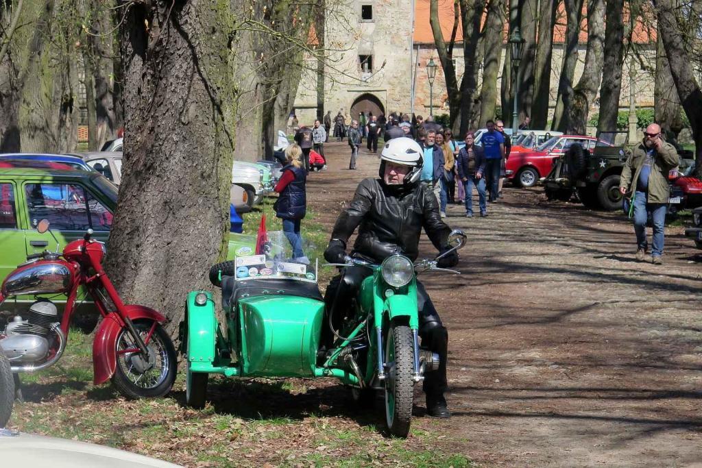 Kulatá světla, blýskající se chromy, brumlavé motory. Majitelům historických skvostů vyšla jejich první letošní projížďka na jedničku.