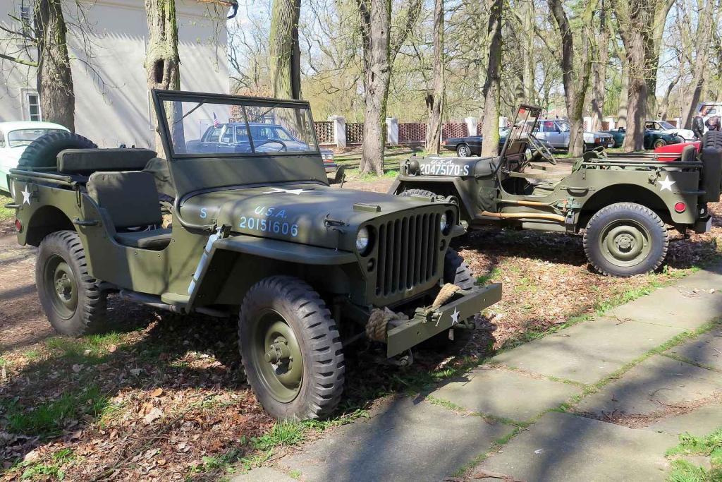 Kulatá světla, blýskající se chromy, brumlavé motory. Majitelům historických skvostů vyšla jejich první letošní projížďka na jedničku.