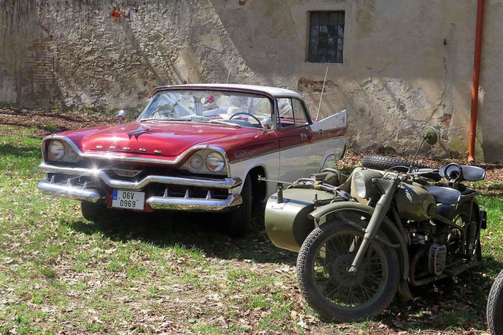 Kulatá světla, blýskající se chromy, brumlavé motory. Majitelům historických skvostů vyšla jejich první letošní projížďka na jedničku.