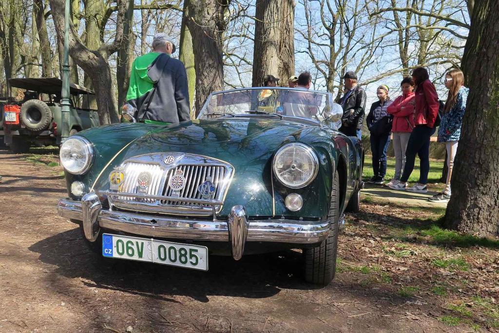 Kulatá světla, blýskající se chromy, brumlavé motory. Majitelům historických skvostů vyšla jejich první letošní projížďka na jedničku.