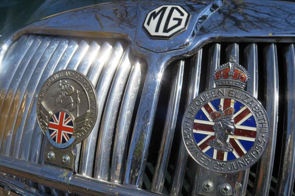 Kulatá světla, blýskající se chromy, brumlavé motory. Majitelům historických skvostů vyšla jejich první letošní projížďka na jedničku.