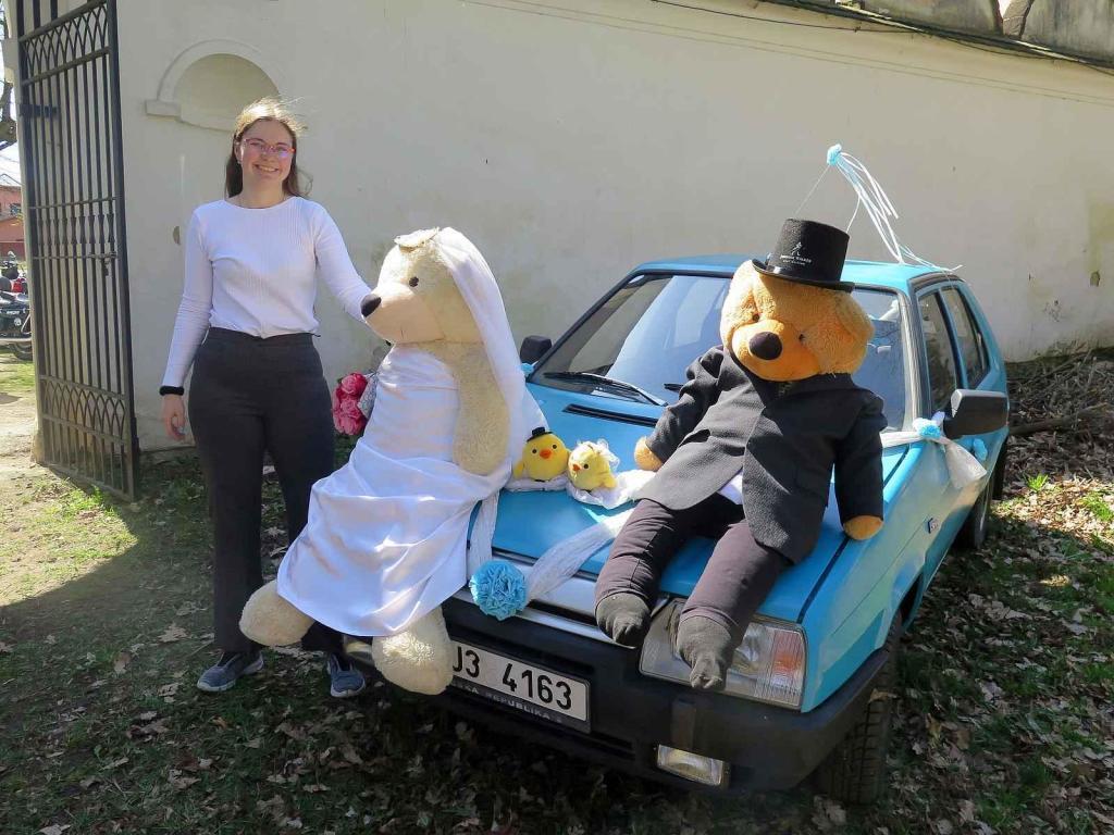 Kulatá světla, blýskající se chromy, brumlavé motory. Majitelům historických skvostů vyšla jejich první letošní projížďka na jedničku.