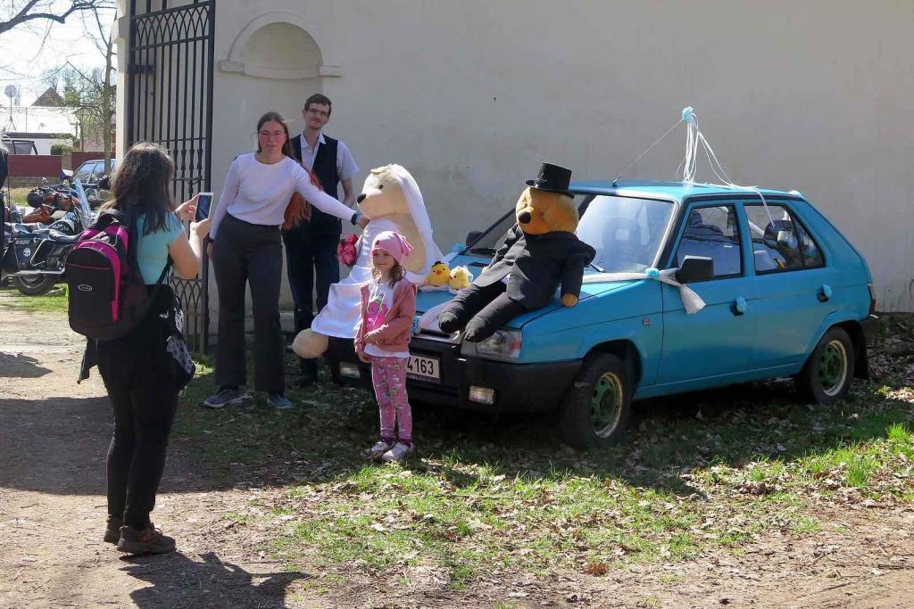 Kulatá světla, blýskající se chromy, brumlavé motory. Majitelům historických skvostů vyšla jejich první letošní projížďka na jedničku.