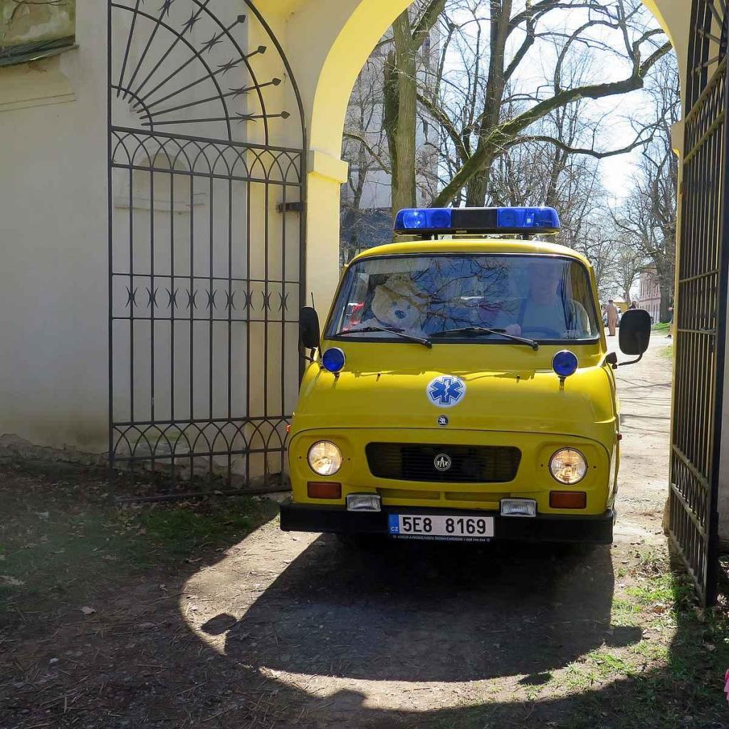 Kulatá světla, blýskající se chromy, brumlavé motory. Majitelům historických skvostů vyšla jejich první letošní projížďka na jedničku.
