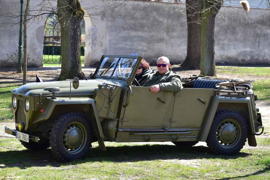 Kulatá světla, blýskající se chromy, brumlavé motory. Majitelům historických skvostů vyšla jejich první letošní projížďka na jedničku.