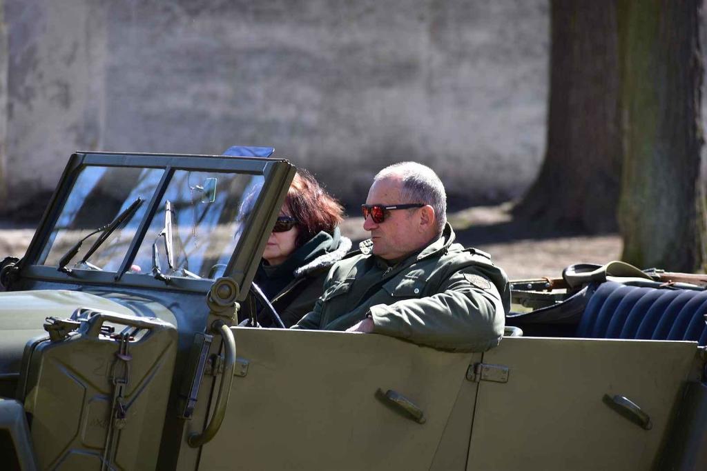 Kulatá světla, blýskající se chromy, brumlavé motory. Majitelům historických skvostů vyšla jejich první letošní projížďka na jedničku.