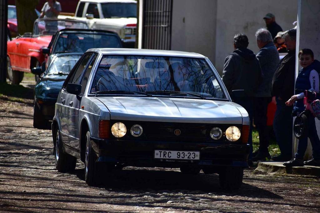 Kulatá světla, blýskající se chromy, brumlavé motory. Majitelům historických skvostů vyšla jejich první letošní projížďka na jedničku.