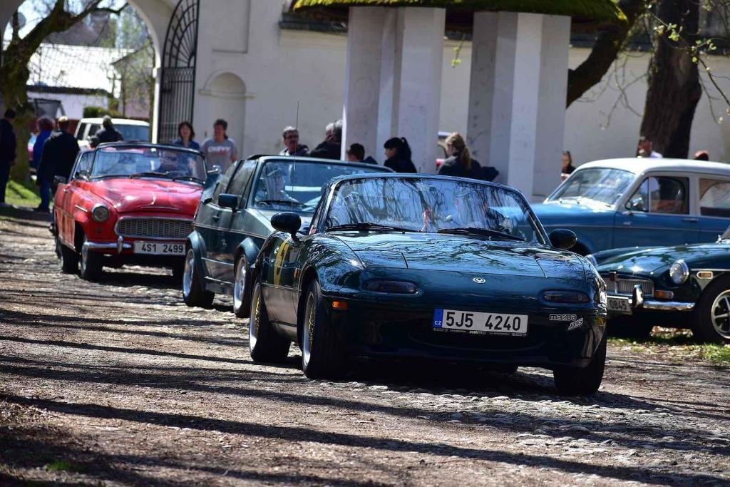 Kulatá světla, blýskající se chromy, brumlavé motory. Majitelům historických skvostů vyšla jejich první letošní projížďka na jedničku.
