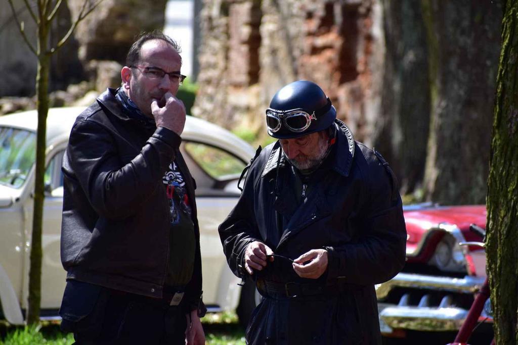 Kulatá světla, blýskající se chromy, brumlavé motory. Majitelům historických skvostů vyšla jejich první letošní projížďka na jedničku.