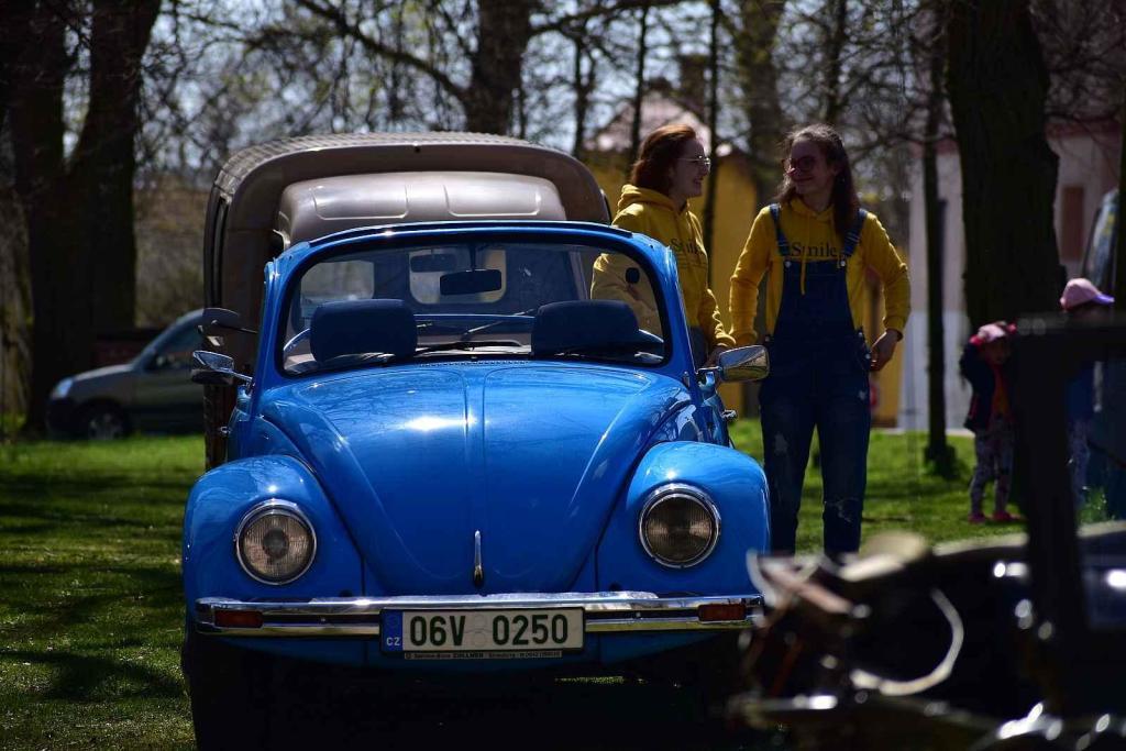 Kulatá světla, blýskající se chromy, brumlavé motory. Majitelům historických skvostů vyšla jejich první letošní projížďka na jedničku.