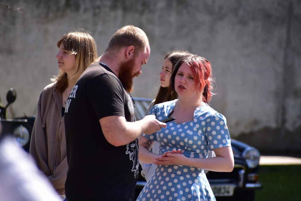 Kulatá světla, blýskající se chromy, brumlavé motory. Majitelům historických skvostů vyšla jejich první letošní projížďka na jedničku.
