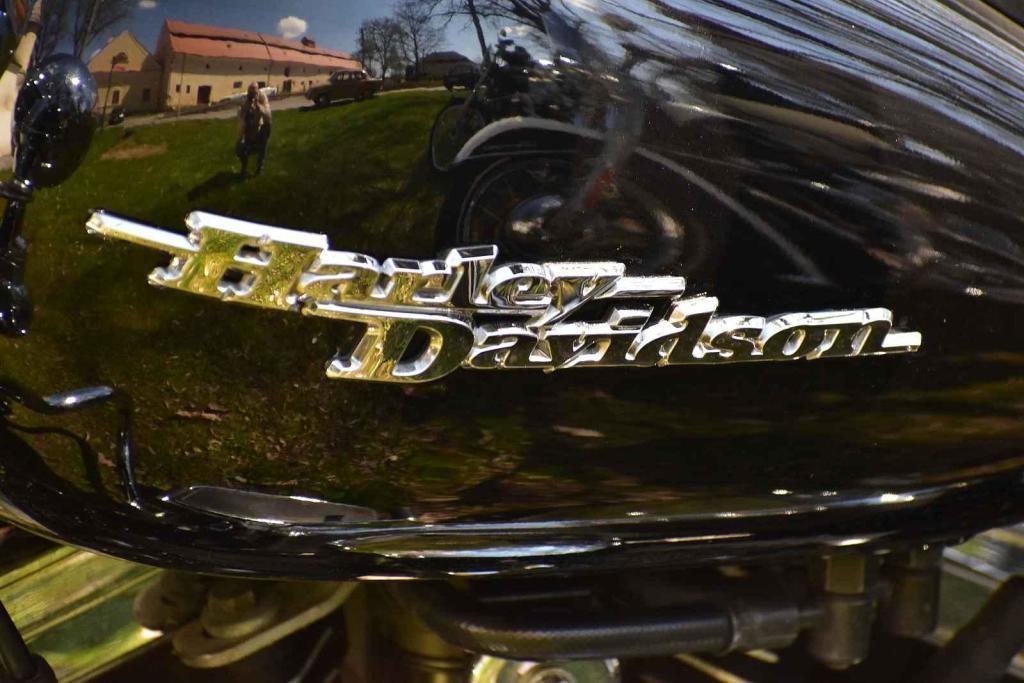 Kulatá světla, blýskající se chromy, brumlavé motory. Majitelům historických skvostů vyšla jejich první letošní projížďka na jedničku.