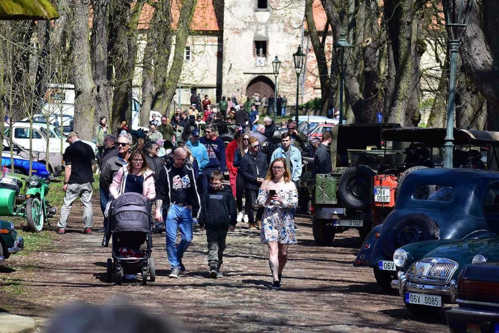 Kulatá světla, blýskající se chromy, brumlavé motory. Majitelům historických skvostů vyšla jejich první letošní projížďka na jedničku.