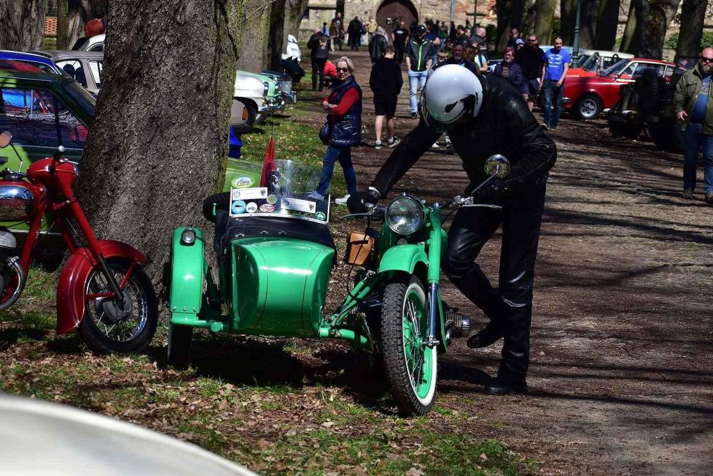 Kulatá světla, blýskající se chromy, brumlavé motory. Majitelům historických skvostů vyšla jejich první letošní projížďka na jedničku.