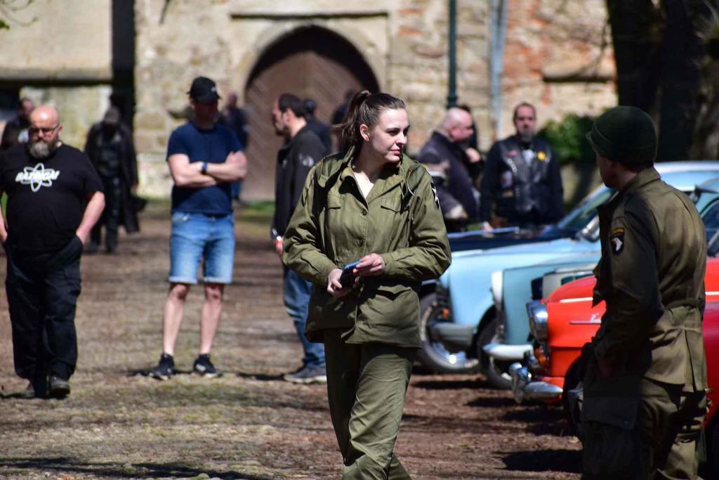 Kulatá světla, blýskající se chromy, brumlavé motory. Majitelům historických skvostů vyšla jejich první letošní projížďka na jedničku.