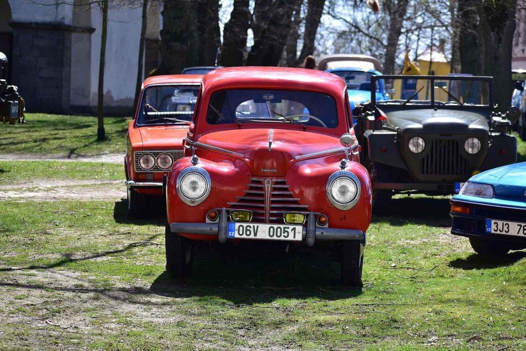 Kulatá světla, blýskající se chromy, brumlavé motory. Majitelům historických skvostů vyšla jejich první letošní projížďka na jedničku.