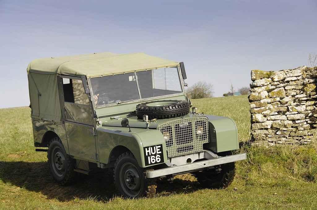 Land Rover Series 1 byl poprvé představen na autosalonu v Amsterdamu 30. dubna roku 1948.