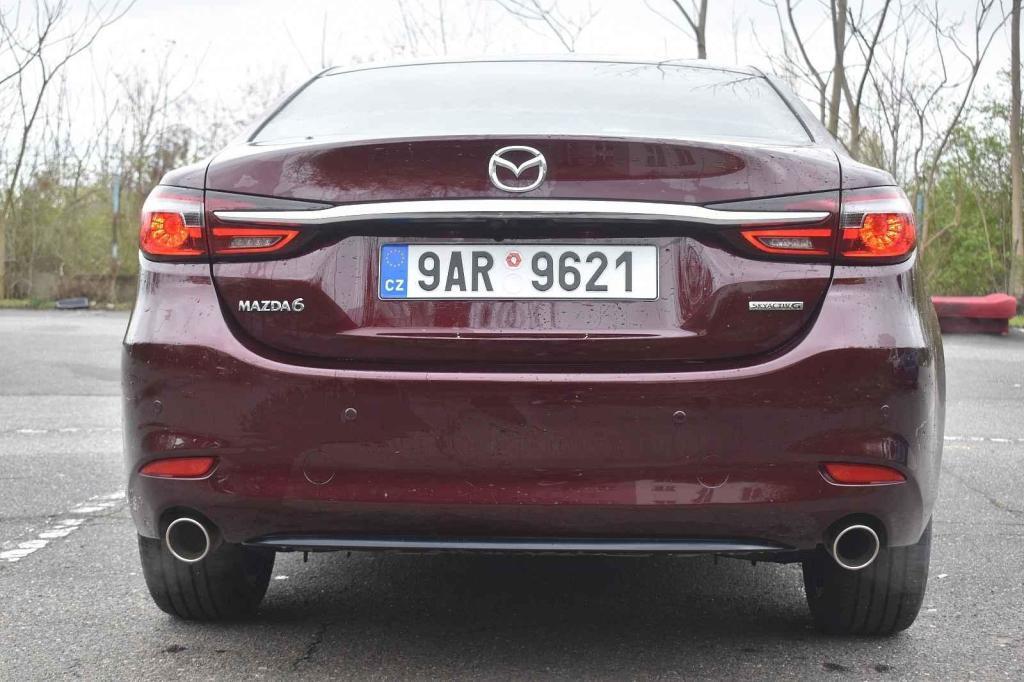 Vzadu jsou přiznané dva výfuky