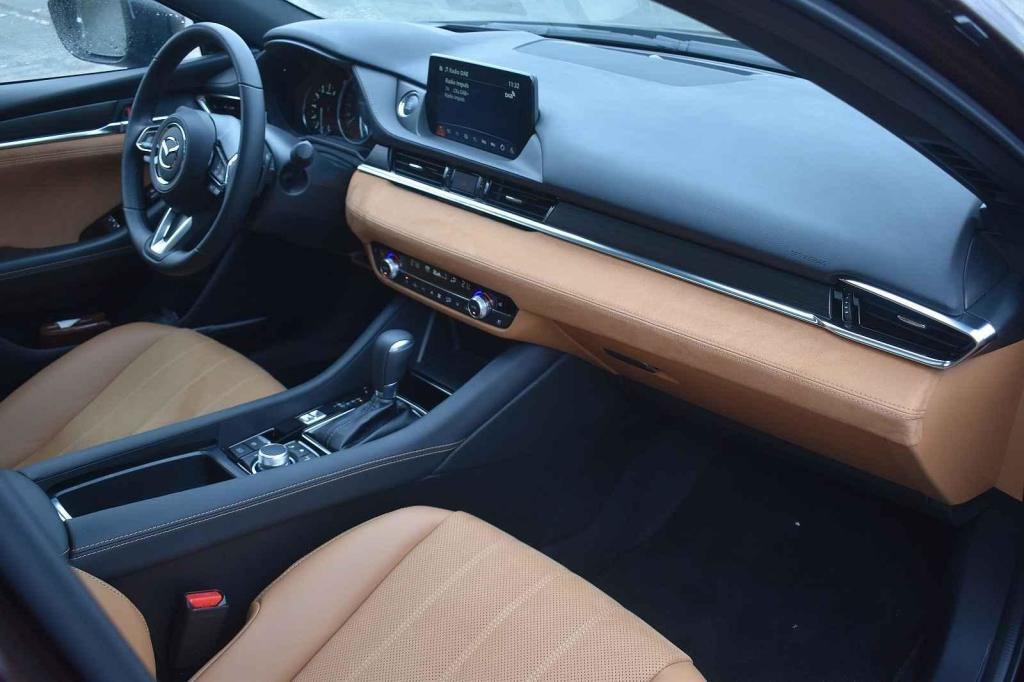 Kůží je potažena také část palubní desky