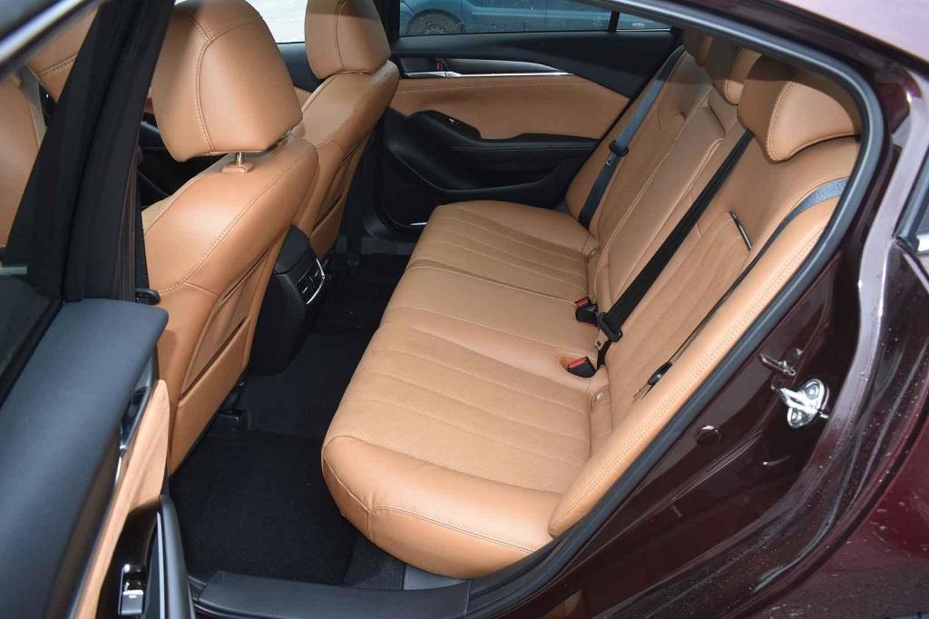 Vzadu není místa nazbyt, ale kritický nedostatek také ne