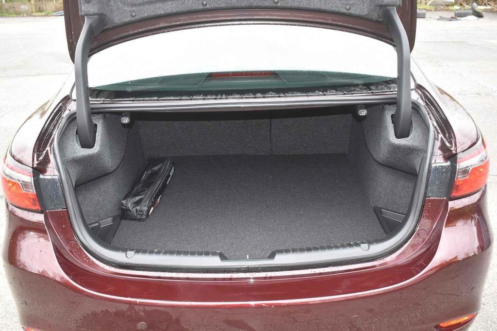 Do kufru moc velké věci nenaložíte