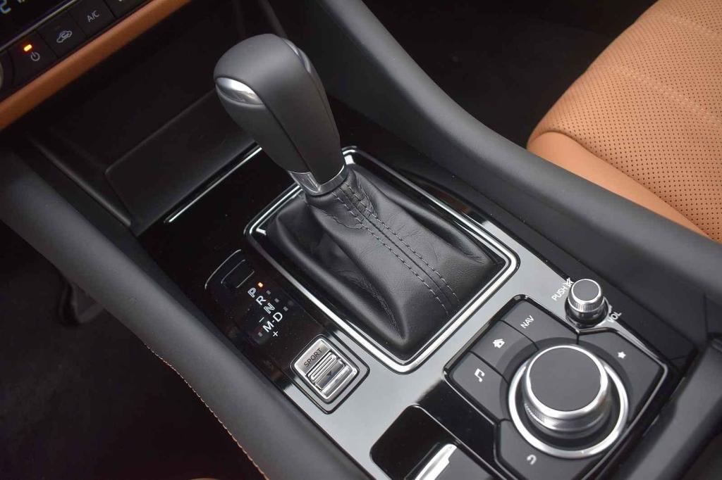 Hlavní ovládací prvky jsou soustředěné na středové konzole