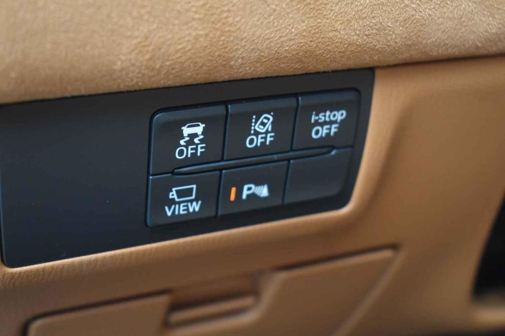 Část ovladačů je vlevo od volantu